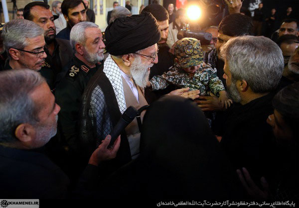 حضور رهبر انقلاب در کنار پیکر مطهر شهید حججی
