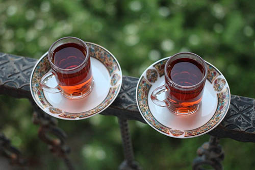 خاصیت نوشیدن چای داغ در روز‌های گرم تابستان