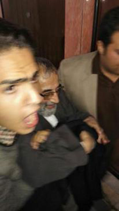 عکس: حمله دلواپسان به موسوی لاری
