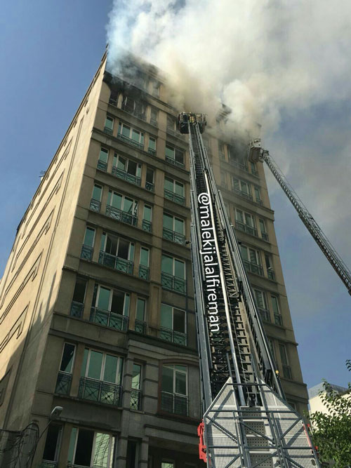 آتش‌سوزی ساختمان ۱۰ طبقه در خیابان جردن