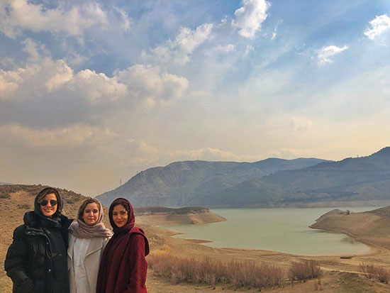 پریناز ایزدیار و سارا بهرامی در دریاچه سد لتیان